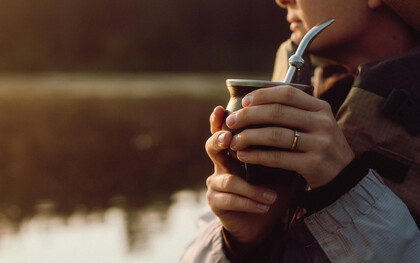 El mate, con su humo leve elevándose desde la calabaza, simboliza la pausa compartida que une a los argentinos en medio del ritmo acelerado de la vida cotidiana