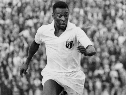 A carreira de Pelé quase toda foi no Santos, onde ficou no clube de 1957 até 1974