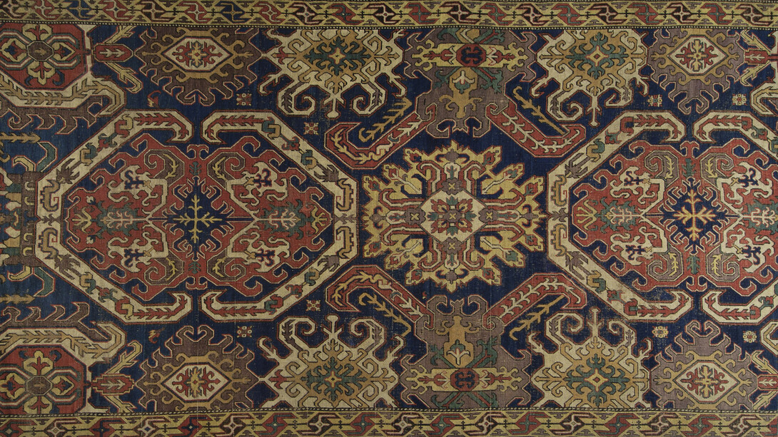 Tappeto con medaglione centrale, ottagoni uncinati e motivi floreali, Karabagh, Azerbaijan (Caucaso meridionale), 1700 ca., 516 x 248 cm. Courtesy Galleria Moshe Tabibnia, Milano.