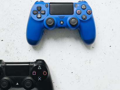 Controles de video game. Os educadores precisam de treinamento para utilizar os jogos digitais pedagógicos inclusivos de forma eficaz