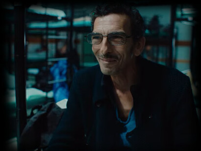 Nel ritmo incessante delle pedalate, si riflette il calvario quotidiano di chi lotta per un posto nel mondo  