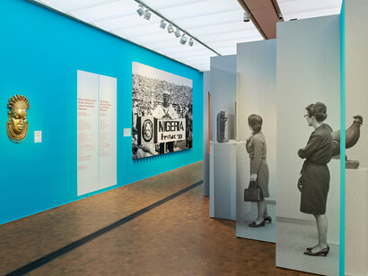 Divers artistes, En dialogue avec le Bénin. Art, colonialisme et restitution, vue de l'exposition. Avec l'aimable autorisation du Musée Rietberg