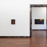 Pietro Roccasalva, Io ti saluto, luce, ma con nervi offesi, vista della mostra. Cortesia di Galleria Massimo De Carlo 