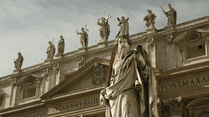 Escultura de San Pablo delante de la fachada de la Basílica de San Pedro en la Ciudad del Vaticano, Estado cuya lengua oficial es el latín