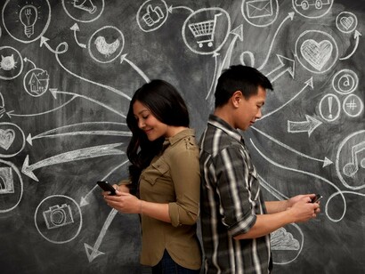 Jóvenes compartiendo información personal desde sus teléfonos móviles