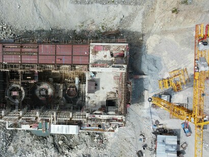 No universo da eletrônica de consumo, as terras raras estão presentes em praticamente tudo que define a vida moderna. O európio e o térbio, por exemplo, são usados em telas de LED e monitores de alta definição, conferindo brilho e nitidez às cores