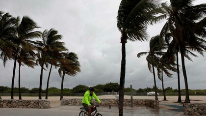 Un ciclista sufre las inclemencias de Matthew paseando por Miami 