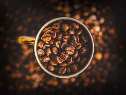 Granos de café dentro de una taza. El café colombiano es una de las insignias de identidad del país sudamericano