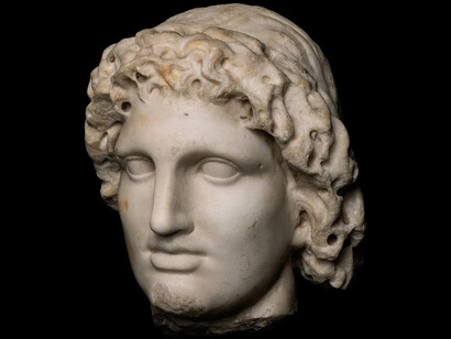 Cabeza de mármol romana de Helios, inspirada en Alejandro Magno, c. s. II d. C.