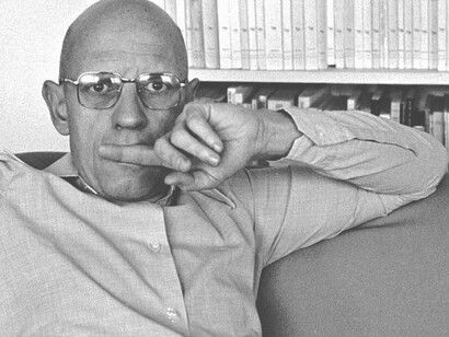 O filósofo pós-modernista Michel Foucault.  A medicina, a psiquiatria e a biologia, segundo Foucault, foram usadas como ferramentas de controle social, classificando e regulando comportamentos desviantes