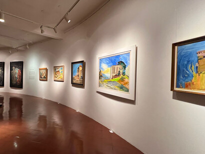 Curada por Ericka Solano Brizuela y Byron González Aguilar, la exposición invita a reconsiderar la obra final del maestro como un proceso de investigación artística y búsqueda de libertad creativa