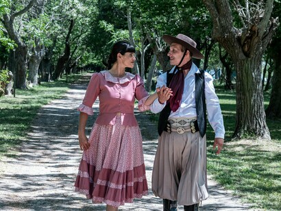 Há um orgulho genuíno em quem nasceu ou escolheu viver na Serra Gaúcha — um sentimento de pertencimento difícil de explicar, mas fácil de sentir. As festas de bairro, as feiras locais, os encontros em volta da mesa  tudo reforça a ideia de que viver bem é, antes de tudo, valorizar o simples