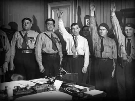 30 gennaio 1934. I regimi totalitari, rivisitati con nuove tecnologie e narrazioni politiche, sfruttano la paura per ottenere il controllo delle masse, riducendo il pensiero critico e creando una società omogenea e manipolata