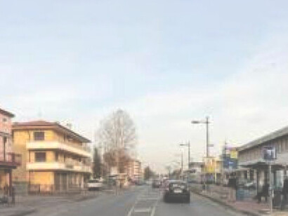 Una strada senza alberi