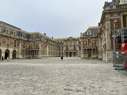 Palacio de Versalles, Francia. La legitimidad de la monarquía no proviene del consenso, sino de una lógica hereditaria o trascendente que clausura el conflicto