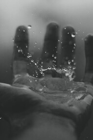 Acqua che cade su una mano