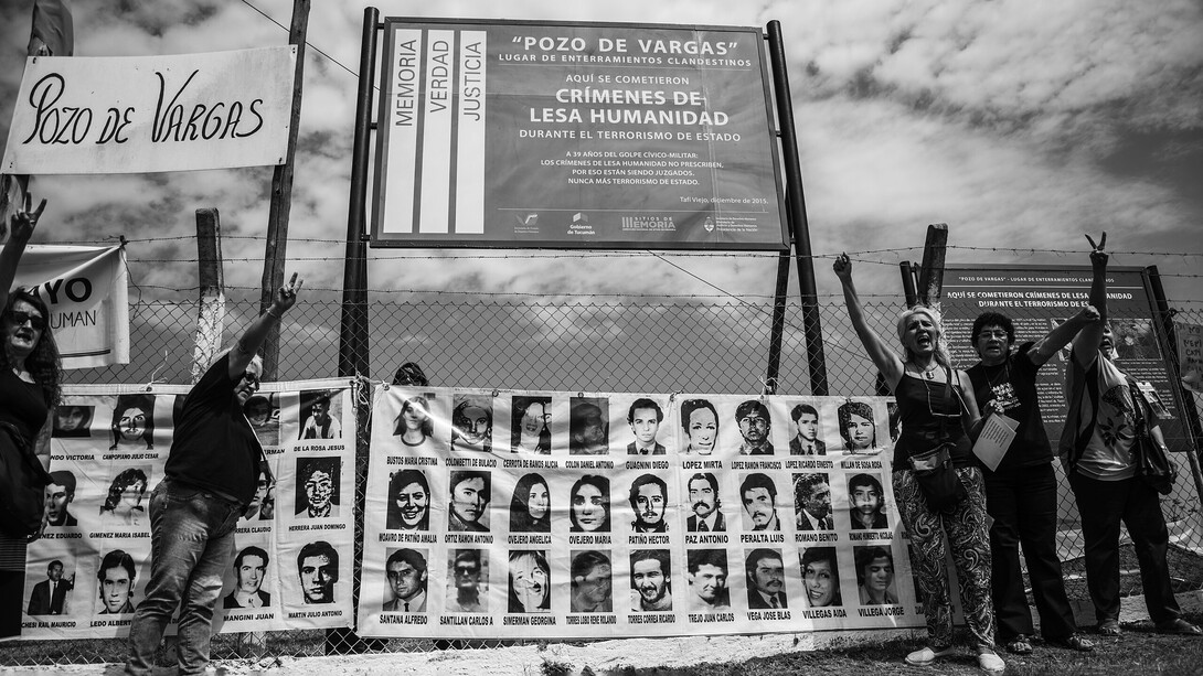 Acto de organismos de derechos humanos en el Pozo de Vargas, finca donde funcionó una fosa clandestina durante la última dictadura cívico-militar. Tucumán, Argentina, diciembre de 2015. Fuente: archivo CAMIT