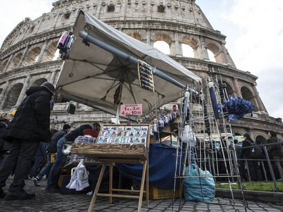 Una bancarella di souvenir davanti al Colosseo