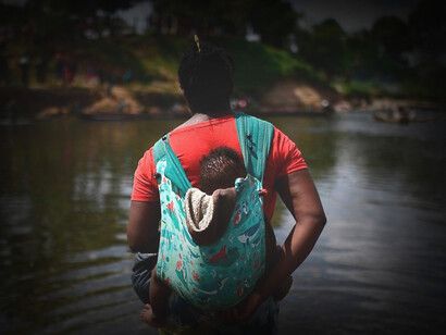Madre con su bebé a espaldas en la Región del Darién, Panamá-Colombia