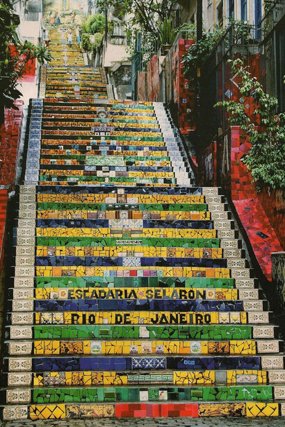 A Escadaria Selarón está localizada no bairro boêmio da Lapa, Rio de Janeiro, Brasil, historicamente conhecido por suas ruas cheias de histórias noturnas