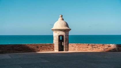 Icono del Viejo San Juan: histórica garita colonial de piedra sobre el Castillo San Cristóbal, fortaleza y Patrimonio de la Humanidad.