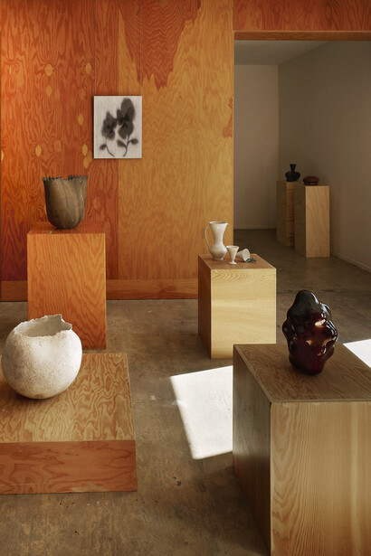 Various artists, Materiality in progress, exhibition view. Courtesy of Nina Johnson. Photography by Adrian Gaut