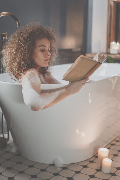 Bagno caldo. Prima di dormire spegni i dispositivi elettronici e opta per un buon libro o un rilassante bagno caldo