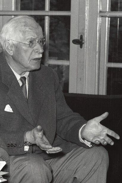 Na psicoterapia, a PA é utilizada para tratar transtornos mentais, integrando o espiritual, o simbólico e o emocional. Entrevista com C. G. Jung em Küsnacht (Carl Gustav Jung), psiquiatra suíço, psicólogo profundo. Foto de: Comet Photo AG (Zurique), 1955