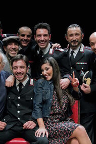 Foto di gruppo per gli attori della piéce teatrale "Minchia signor tenente"