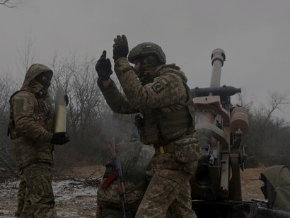 Artilleros ucranianos atacan posiciones rusas en la línea del frente en la región de Lugansk. Fotografía: Anatolii Stepanov