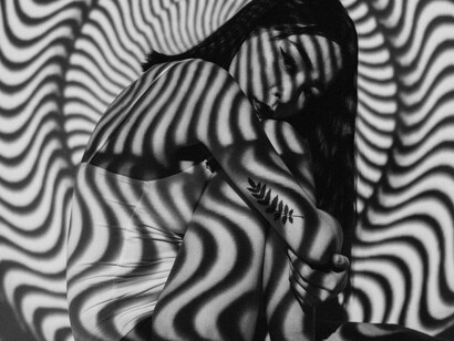 Além dos mimos em casa, as viagens também faziam parte do planejamento familiar. Cada ano, durante as férias escolares, eles viajavam à Europa e Estados Unidos, onde aproveitavam para levar a pequena Joyce em parques de diversão, na casa de parentes ainda mais ricos e em shoppings para fazer compras internacionais. Além disso, também almoçavam e jantavam em restaurantes caros e com os pratos mais exóticos possíveis



