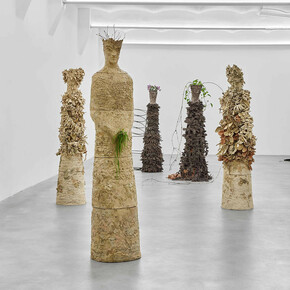 Chiara Camoni, Colonne, vista della mostra. Per gentile concessione di SpazioA