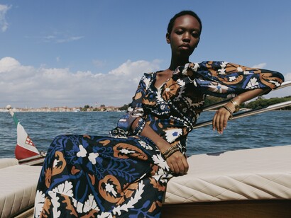 La collezione rappresenta l’evoluzione del brand oltre il resortwear stagionale, inserendosi in un universo che comprende abbigliamento, swimwear, calzature, accessori e fragranze
