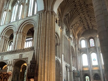 Interno della cattedrale di Norwich, UK. Foto di Flavius Roversi