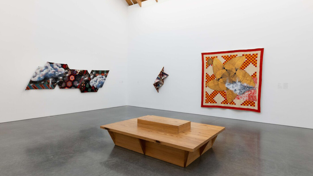 Sanford Biggers, Drift, vista de exhibición. Cortesía de Parrish Art Museum