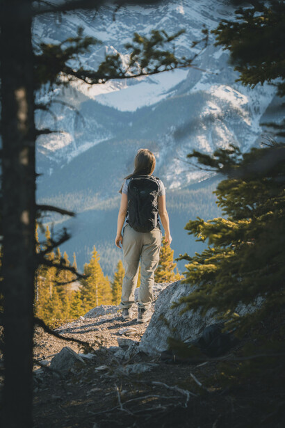 Una joven admirando el paisaje natural que la rodea