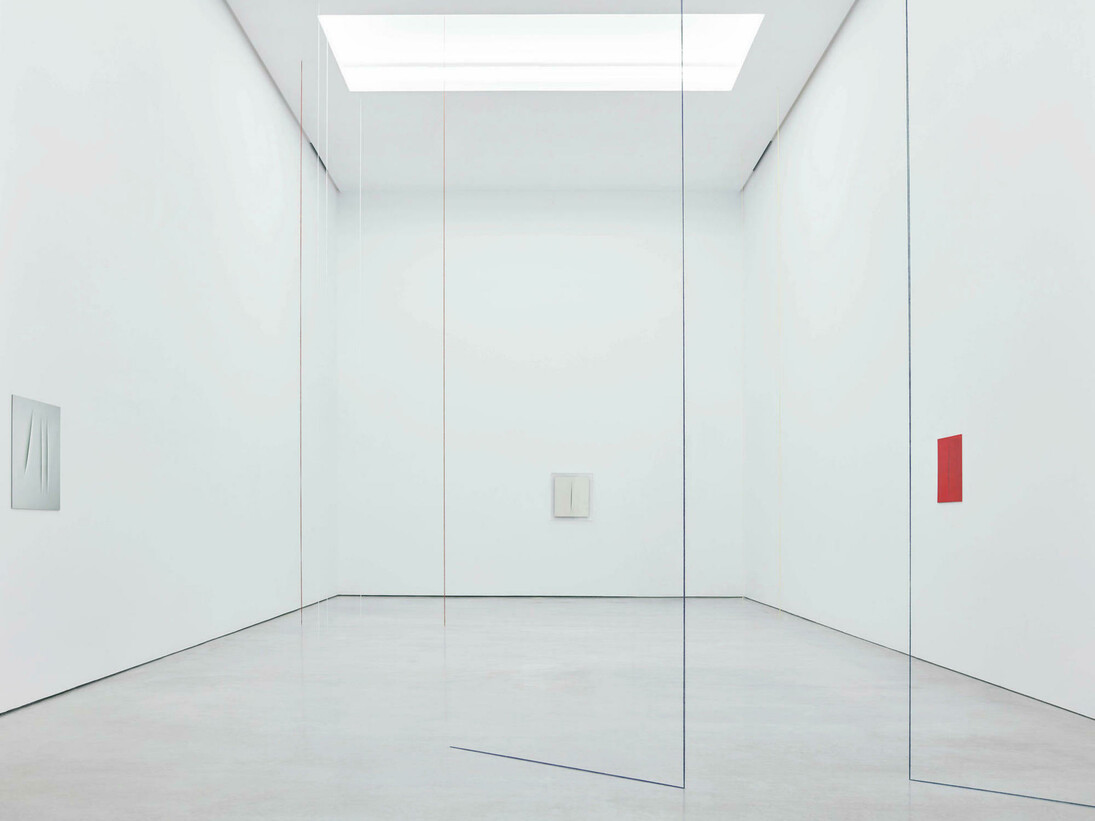 Lucio Fontana y Fred Sandback., Galería Cayón, Madrid, 2017. ©Joaquín Cortés y Román Lores