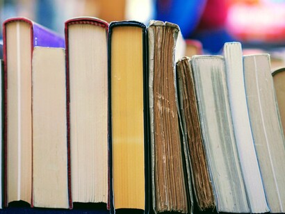 Alla fine del XX secolo, internet ha iniziato a cambiare il modo in cui le informazioni venivano distribuite, ponendo le basi per la rivoluzione digitale che avrebbe caratterizzato il secolo successivo