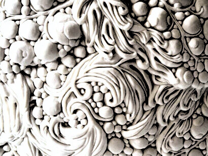 "Cuenco para uvas", 2025. Porcelana moldeada, tallada y modelada a mano, con el interior recubierto de pan de oro