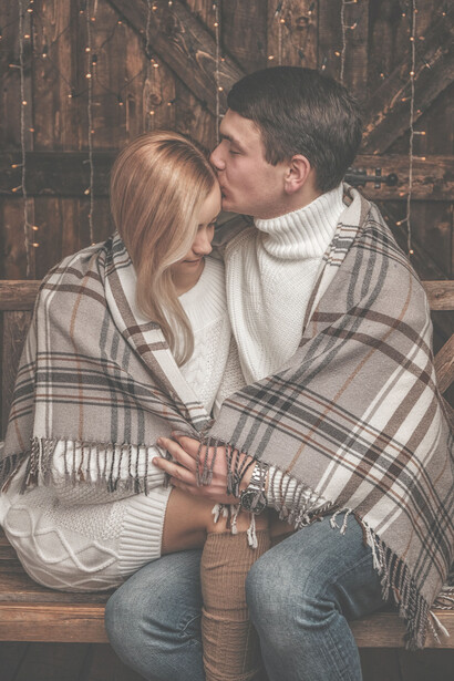 Bacio. Che strano primo bacio; non avveniva così nei film che guardavamo insieme, in nessuno, né in quelli d’azione che sceglieva lei e né in quelle commedie d’amore che sceglievo io