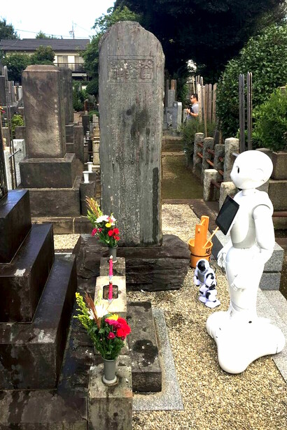 Pepper visiting the cemetery © Tomomi Ota