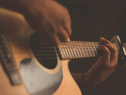 Dans l’ombre, le musicien façonne un son qui échappe à tout contrôle, entre liberté d’expression et surveillance omniprésente