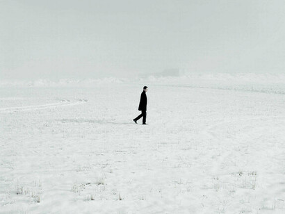 La quête constante de bonheur et de soutien contraste avec la réalité frustrante et aliénante de nombreux individus, en lien avec les thèmes de l'oppression sociale et de la recherche de sens