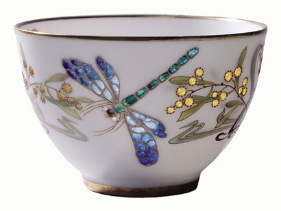 La porcelaine de Limoges. Elle s’est toujours adaptée aux évolutions sociales et sociétales ce qui est important pour correspondre aux modes : les précéder ou les accompagner © By Bracquemond, Félix (Paris, 22–05–1833 - Sèvres, 29–10–1914), auteur du modèle principales, CC0