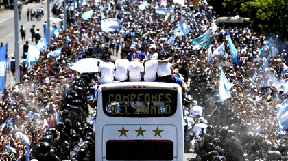 El equipo de la selección nacional argentina recorriendo las calles colmadas de hinchas tras alzarse con la Copa del Mundo, 20 de diciembre de 2022, Buenos Aires, Argentina