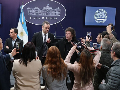 Javier Milei y Manuel Adorni tras un anuncio oficial nacional argentino
