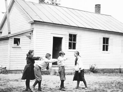 Necesitamos transformar la apatía en activismo y consolidar contratos sociales negociados entre las personas y los responsables de la toma de decisiones. Trabajo de salud y nutrición en una escuela de una sola aula cerca de Ítaca, alrededor de 1920, Grecia