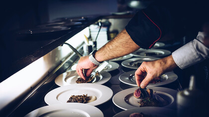 Finalização de pratos. Nestes restaurantes, ter à disposição este tipo de iguarias significa, em primeira mão, satisfazer os seus clientes