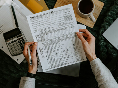 El sistema de sobres inverso convierte el ahorro en una prioridad visible, asignando fondos a metas específicas antes de destinarlos al gasto cotidiano