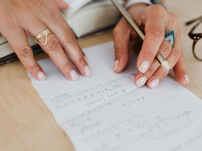 Cuestionar la existencia de los números implica preguntarse si existen en un sentido material, o sólo como construcciones abstractas en relación con nuestro entorno